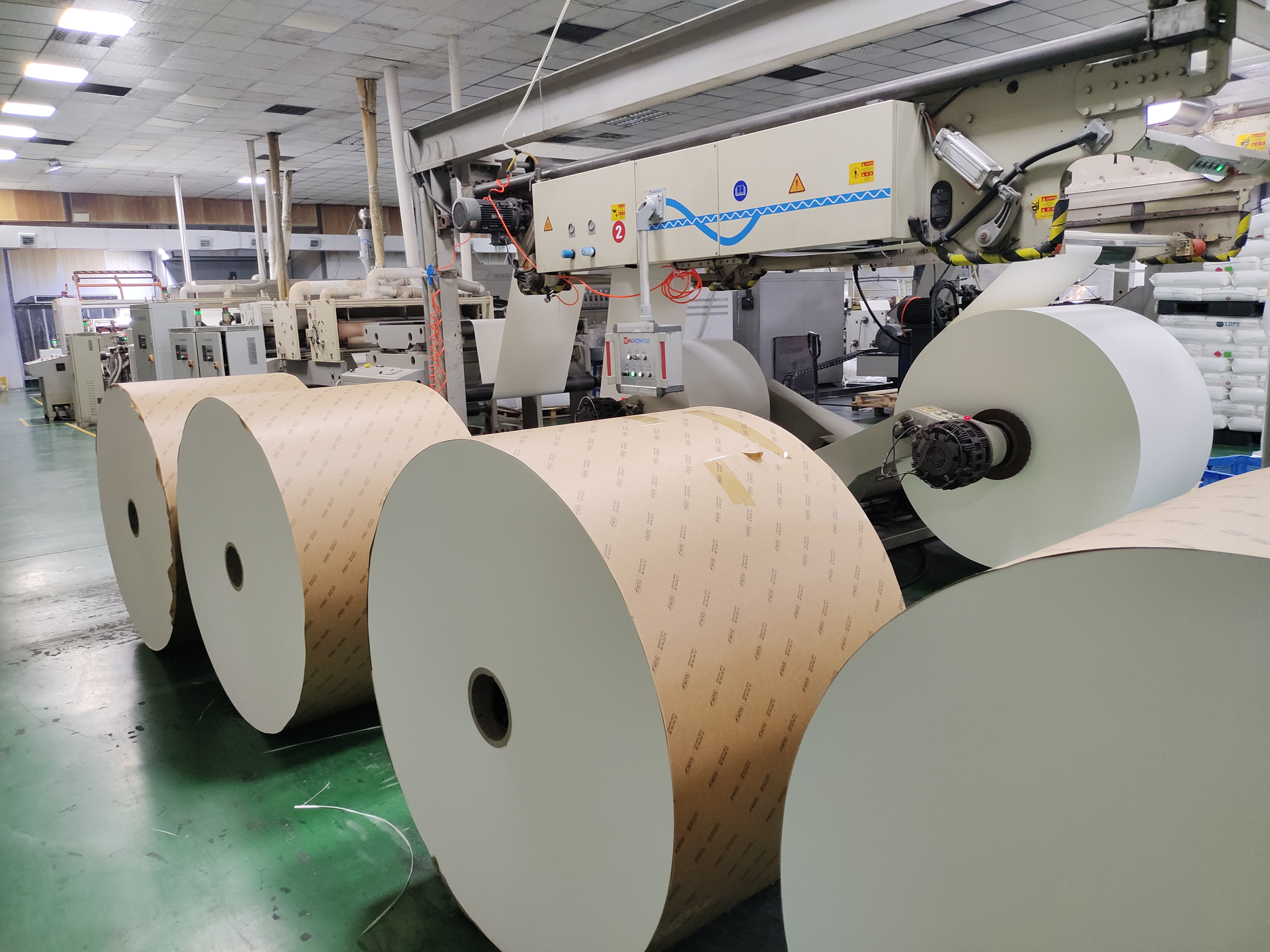 Kertas cupstock Dilapisi PE Putih Tahan Air Food Grade untuk pembuatan pembuatan Piala